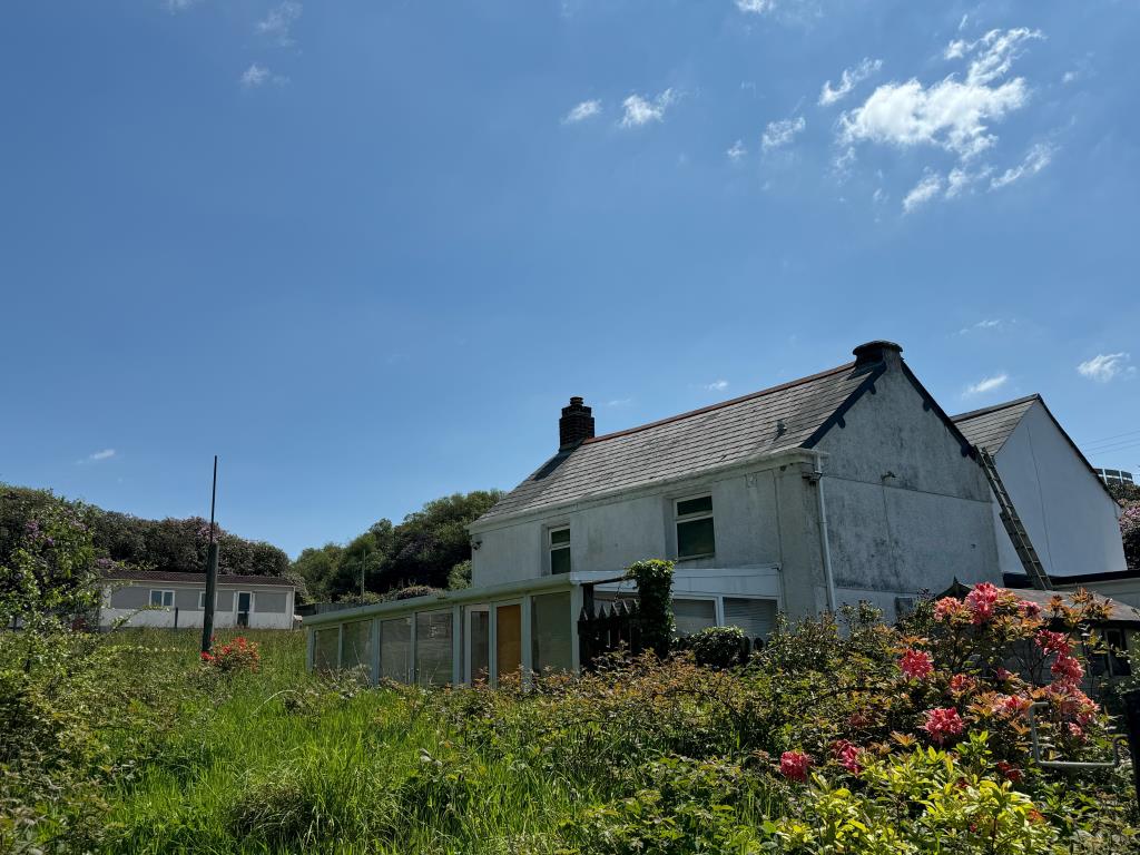 Lot: 126 - ONE-BEDROOM COTTAGE ON A GENEROUS PLOT - General View of the front of the property